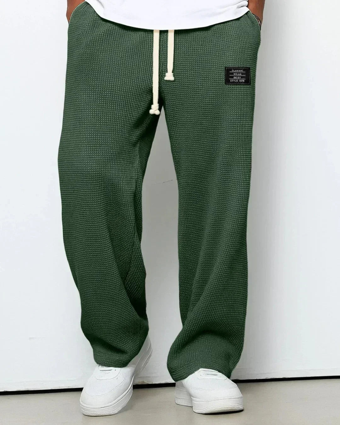 Herrmode: Bekväma fritidsbyxor med dragsko för en ledig och avkopplande look.