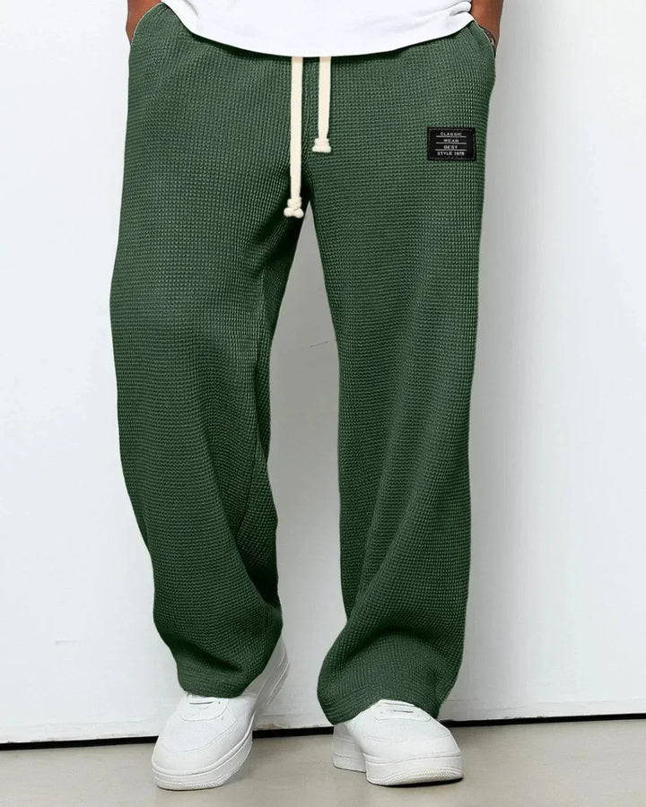 Herrmode: Bekväma fritidsbyxor med dragsko för en ledig och avkopplande look.