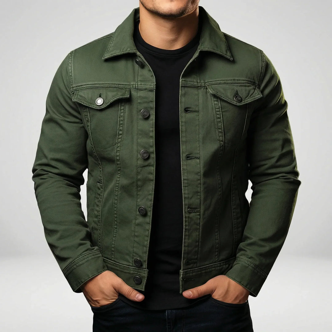 Stilren herrjacka med slimfit-design och klassisk knappslå. Modern casual ytterplagg för modeinriktade män.