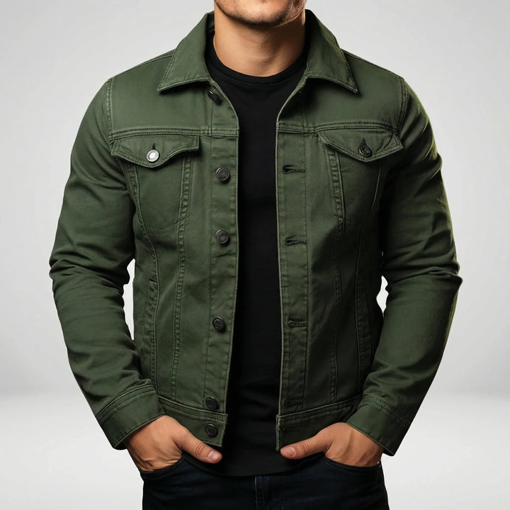 Stilren herrjacka med slimfit-design och klassisk knappslå. Modern casual ytterplagg för modeinriktade män.