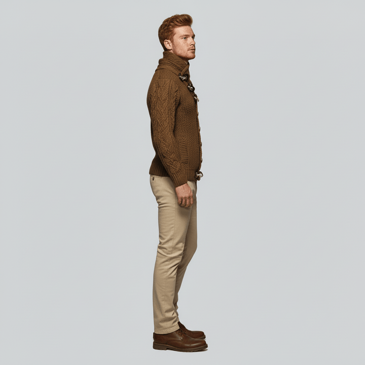 Nicholas herr cardigan, grovstickad och varm. Ett elegant ytterplagg för alla dagar.