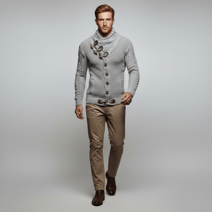 Varm grovstickad cardigan för män från Nicholas. Ger komfort och klassisk vardagsstil.