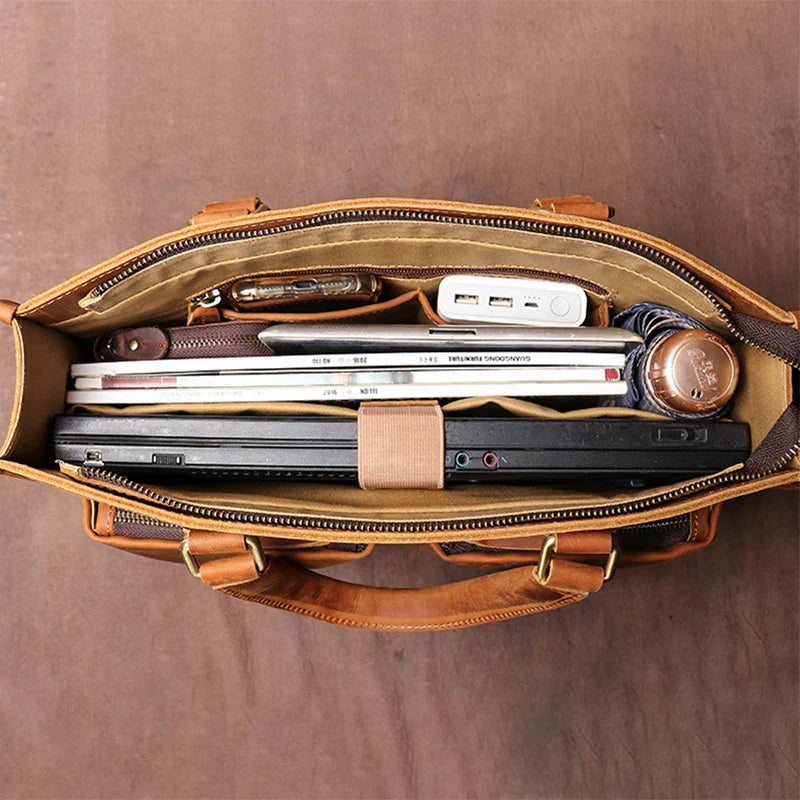 Elegant herr axelväska i vintage läder. Klassisk designad datorväska för affärer, arbete och resor med laptop.