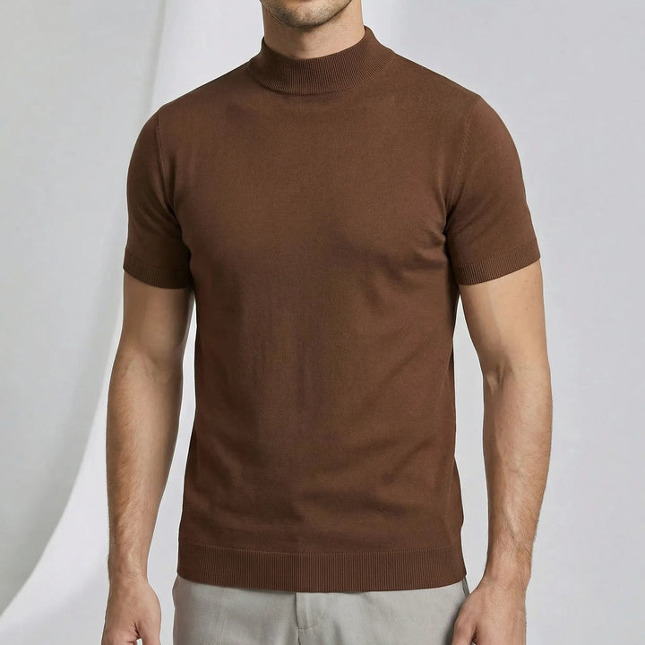 Man bär en kortärmad Liam t-shirt med polokrage, perfekt för en aktiv och stilren vardagslook.