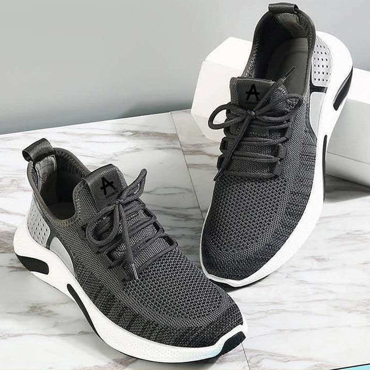 Herr lättvikts sneakers i färgglatt mönster, illustrerar lättheten i skorna.