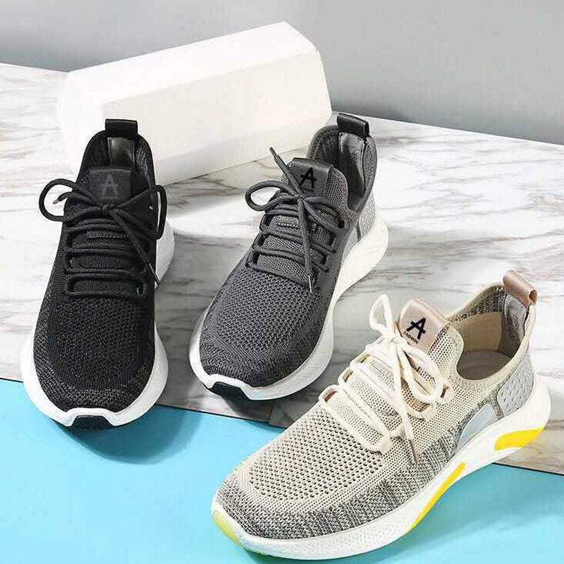Herr lättvikts sneakers i färgglatt mönster, visning av sulans grepp och flexibilitet.