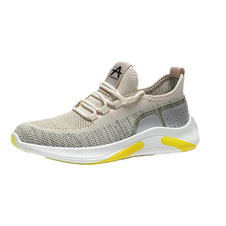 Herr lättvikts sneakers i färgglatt mönster, en komplett look med skorna på.