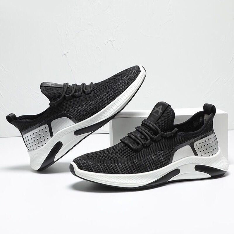Herr lättvikts sneakers i färgglatt mönster, visade i en aktiv miljö för att visa användbarhet.