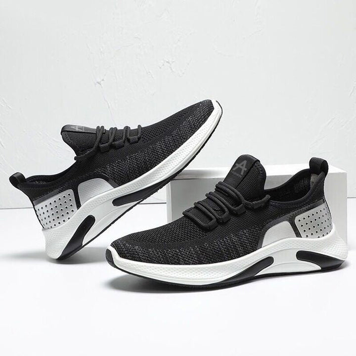 Herr lättvikts sneakers i färgglatt mönster, visade i en aktiv miljö för att visa användbarhet.
