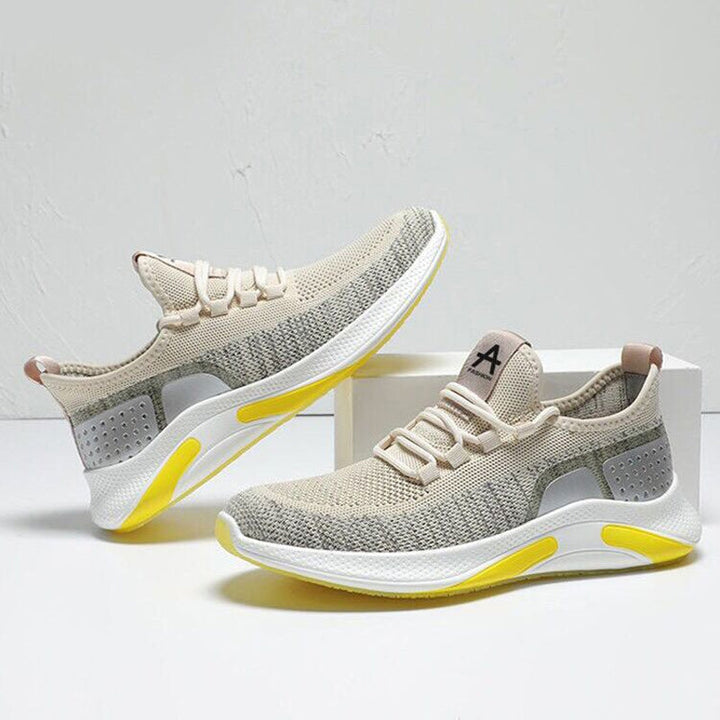 Herr lättvikts sneakers i färgglatt mönster, ett par på en neutral bakgrund.