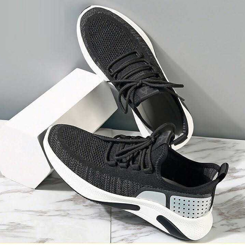 Herr lättvikts sneakers i färgglatt mönster, närbild på snörningssystemet.