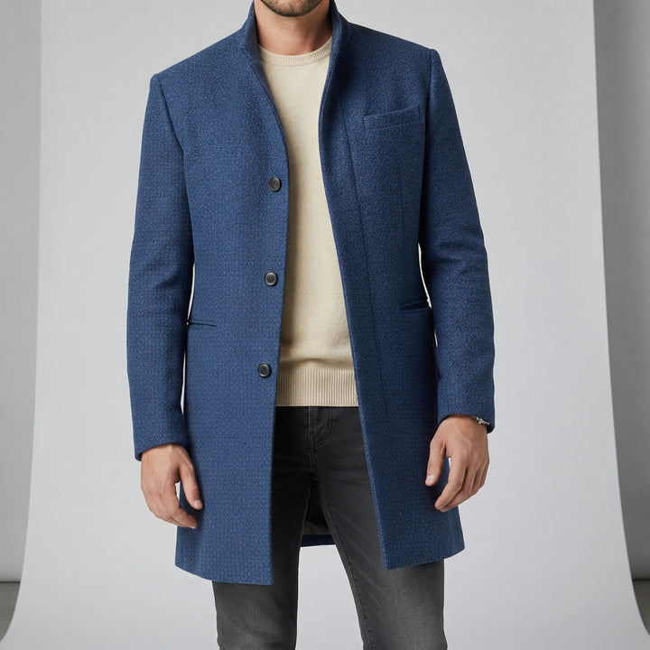 Elegant minimalistisk herrkappa, enkelknäppt design för en tidlös kontorsstil. Mångsidigt ytterplagg.