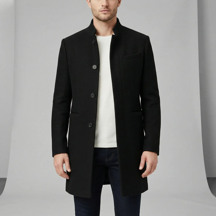 Mångsidig enkelknäppt herrkappa för vår & höst. Perfekt ytterplagg för en elegant och stilren businesslook.