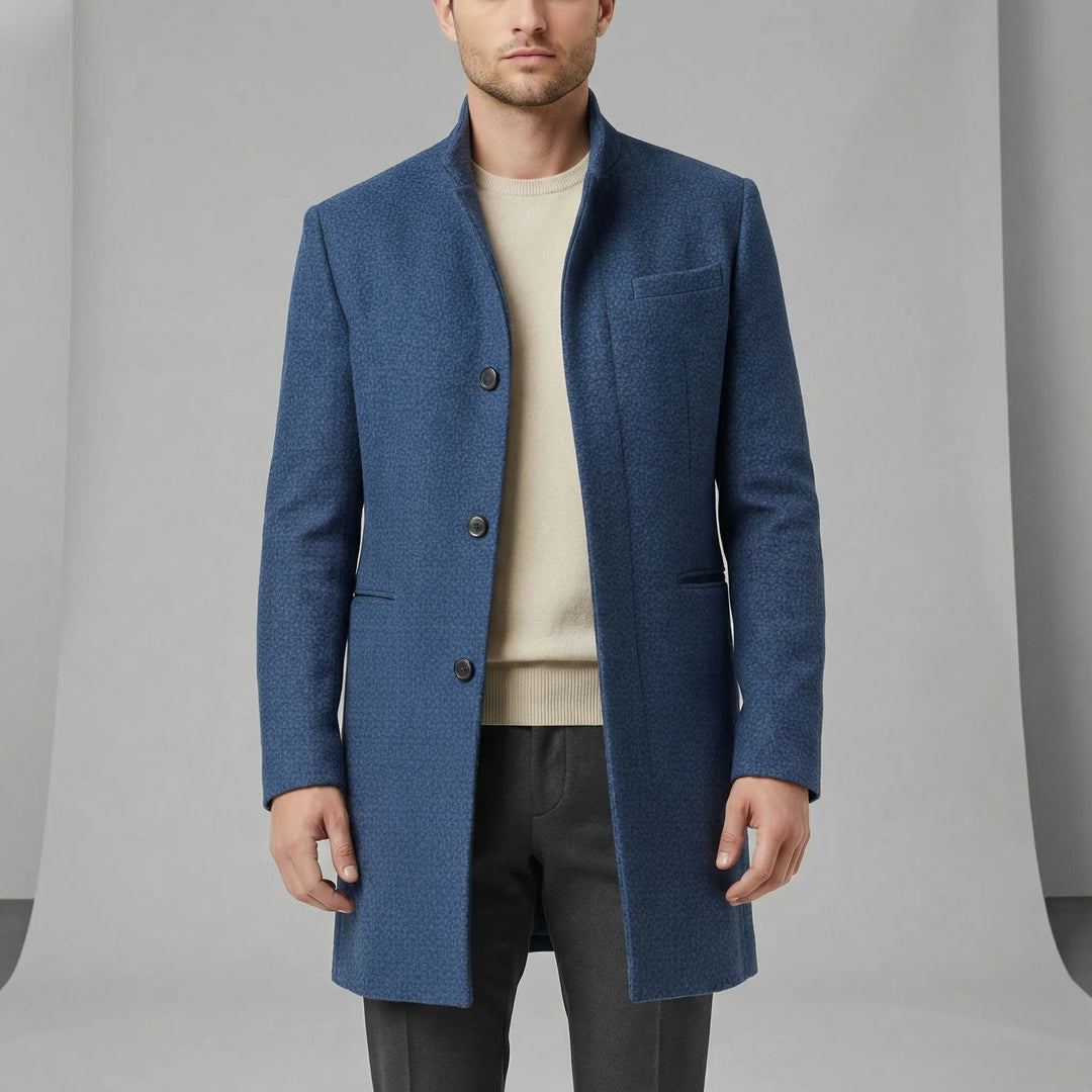 Stilren herr långkappa, enkelknäppt design. Ett minimalistiskt ytterplagg för en elegant kontorsstil.