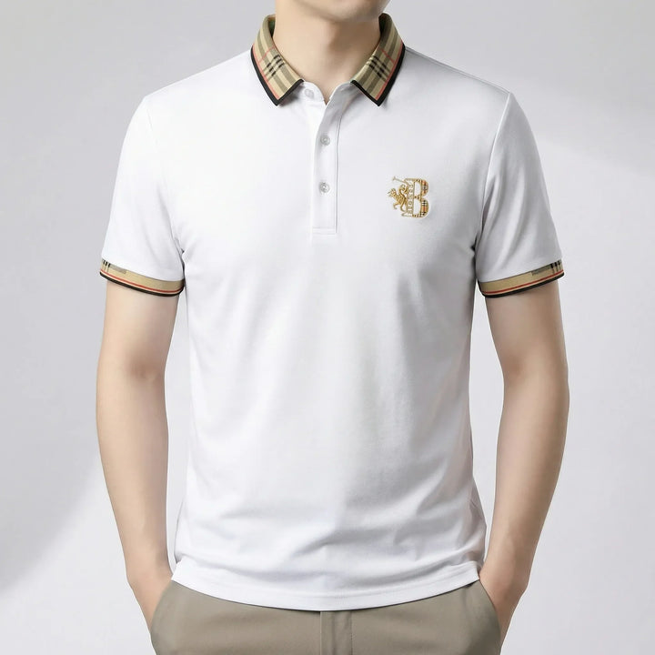 Detaljbild av Matthew pikétröjans krage och knappar. Klassisk herr polo stil.