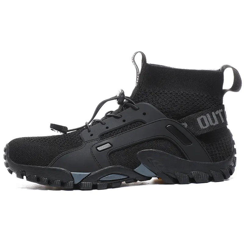 En man bär flexibla Robin barfotaträningsskor utomhus, upplever optimal komfort och stärker fotstyrkan. Herrsneakers.