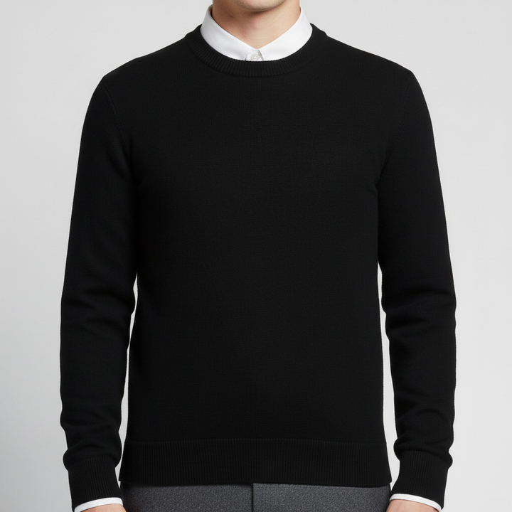Elegant herrmode: Rundhalsad tröja i stickat material, perfekt för kontoret eller hemma.