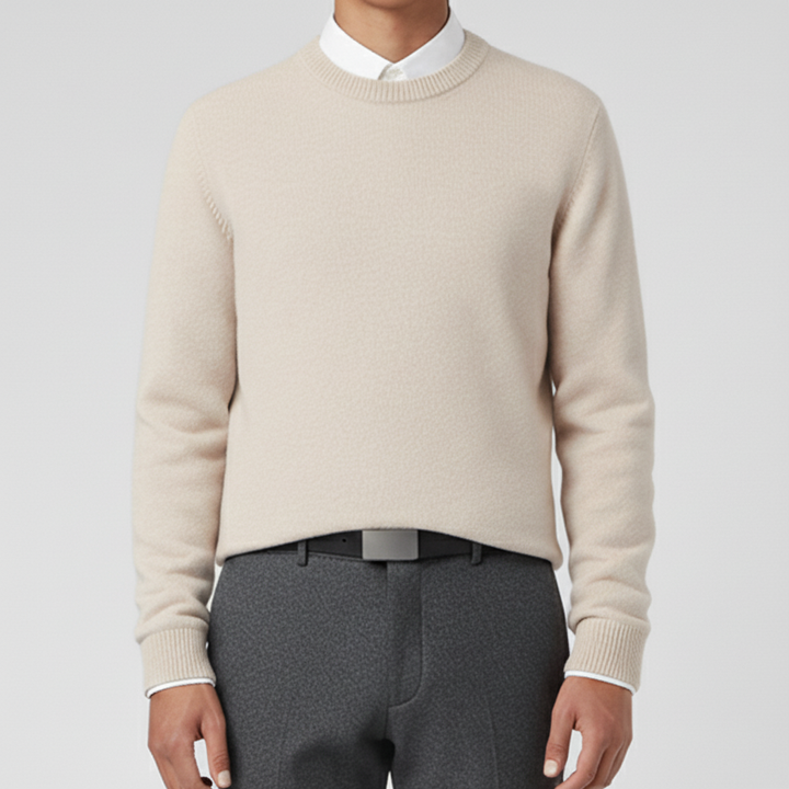 Man i stilren, rundhalsad herrtröja "Charles" i svart. Bekväm och tidlös design.