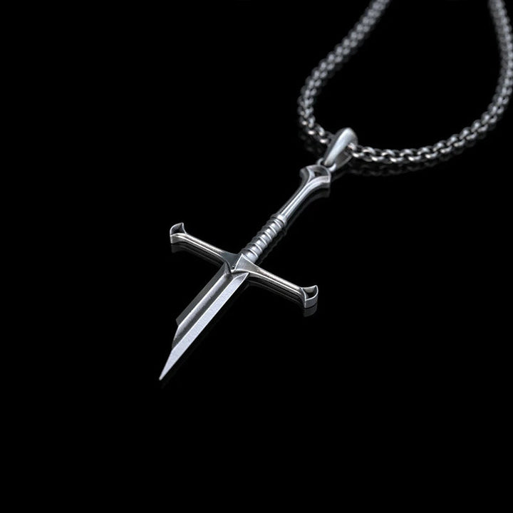 "Herr silverpläterat hänge med brustet svärd, vikingainspirerat design, i rostfritt stål, symboliserar styrka och elegans."