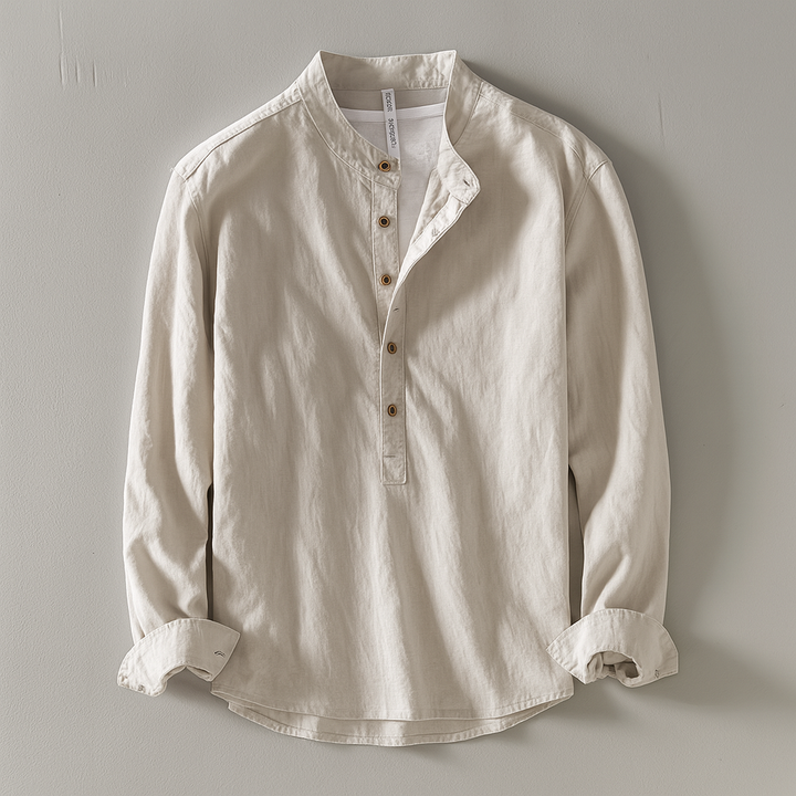 Beige långärmad herrskjorta med stående krage och knappar