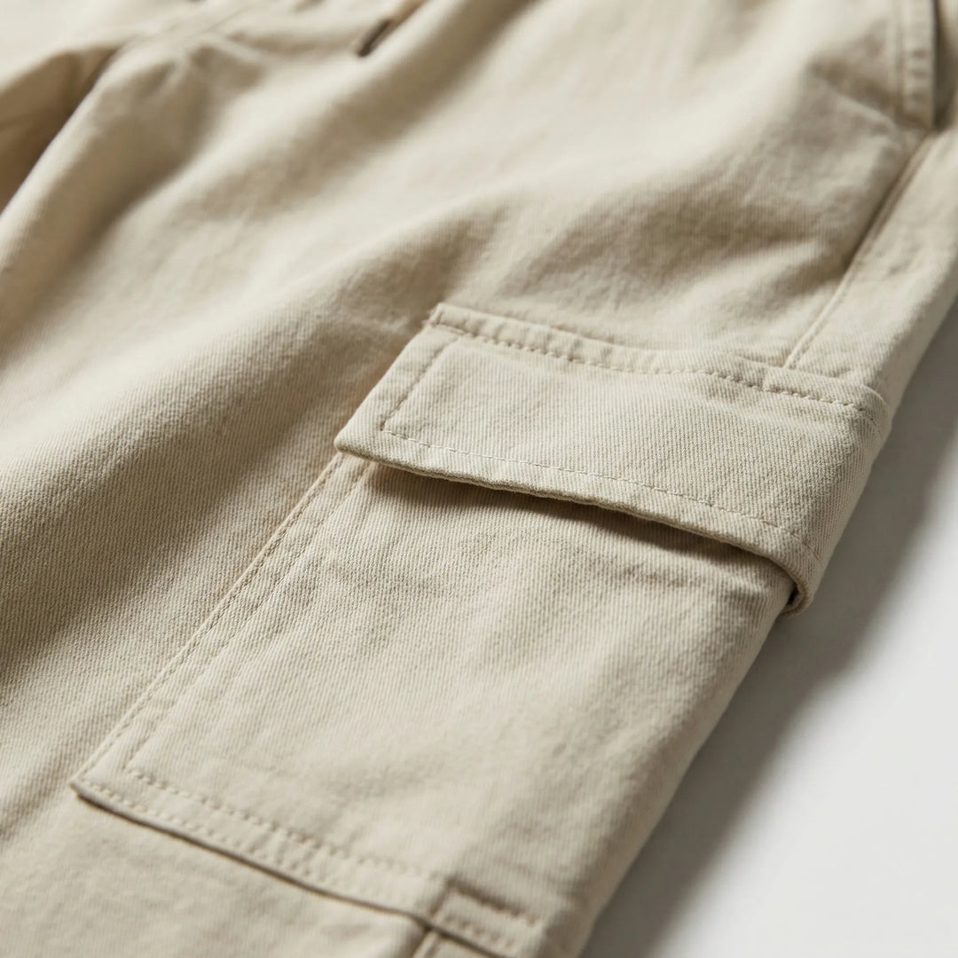 Slim Fit Cargo joggerbyxor för herr. Avsmalnande design David ger modern stil och komfort.