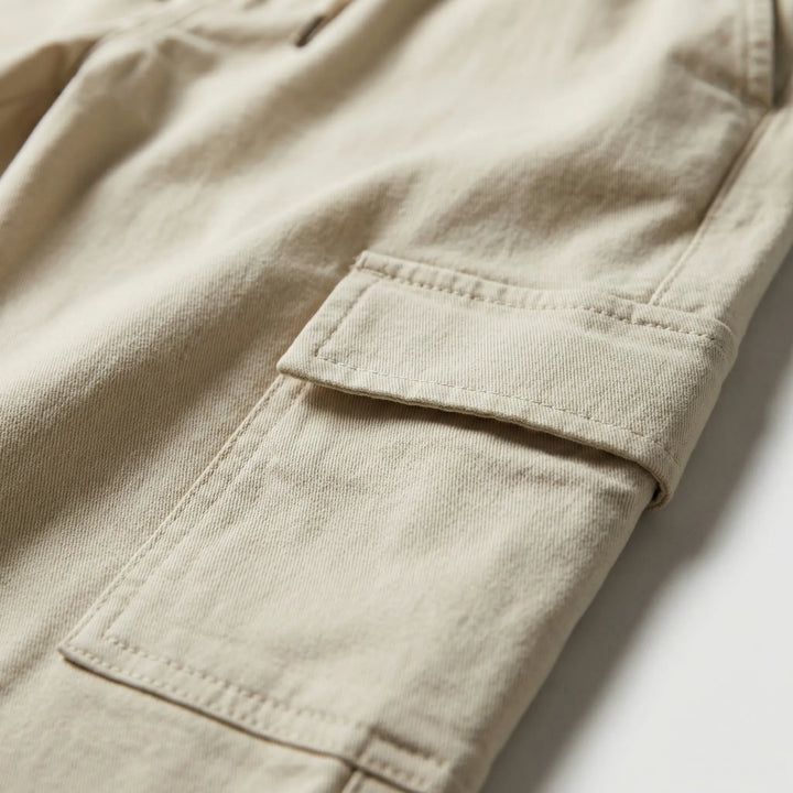 Slim Fit Cargo joggerbyxor för herr. Avsmalnande design David ger modern stil och komfort.