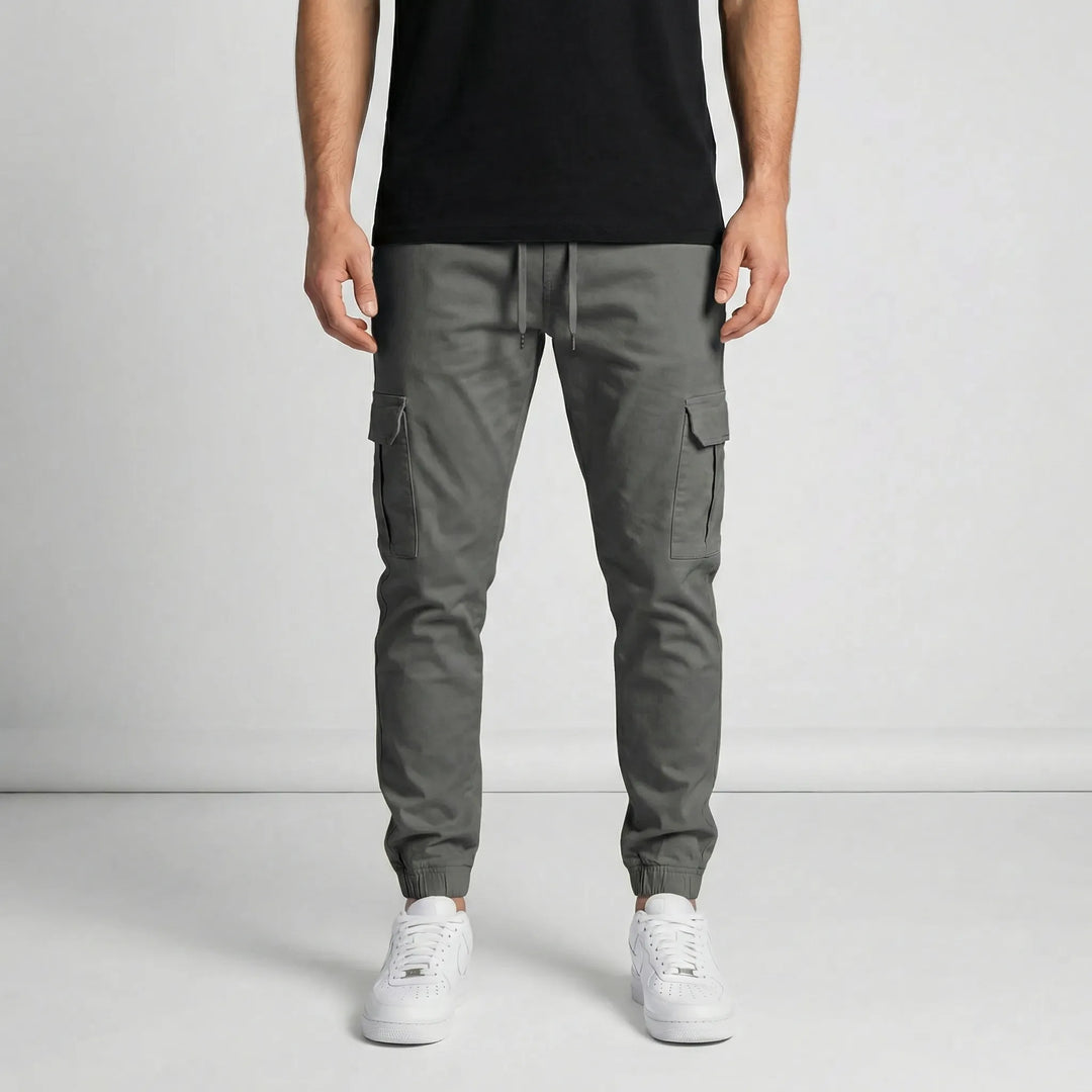 Herr Slim Fit cargo joggerbyxor med praktiska fickor. Modell David för en bekväm, modern passform.
