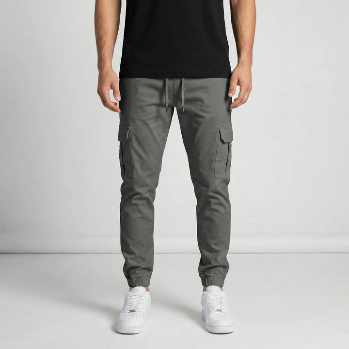 Herr Slim Fit cargo joggerbyxor med praktiska fickor. Modell David för en bekväm, modern passform.