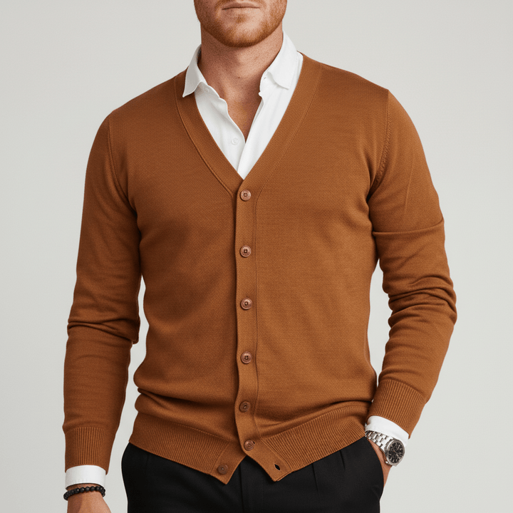Stilren V-ringad herrkofta i slim fit modell. Lång ärm och mångsidig för en komplett garderob.