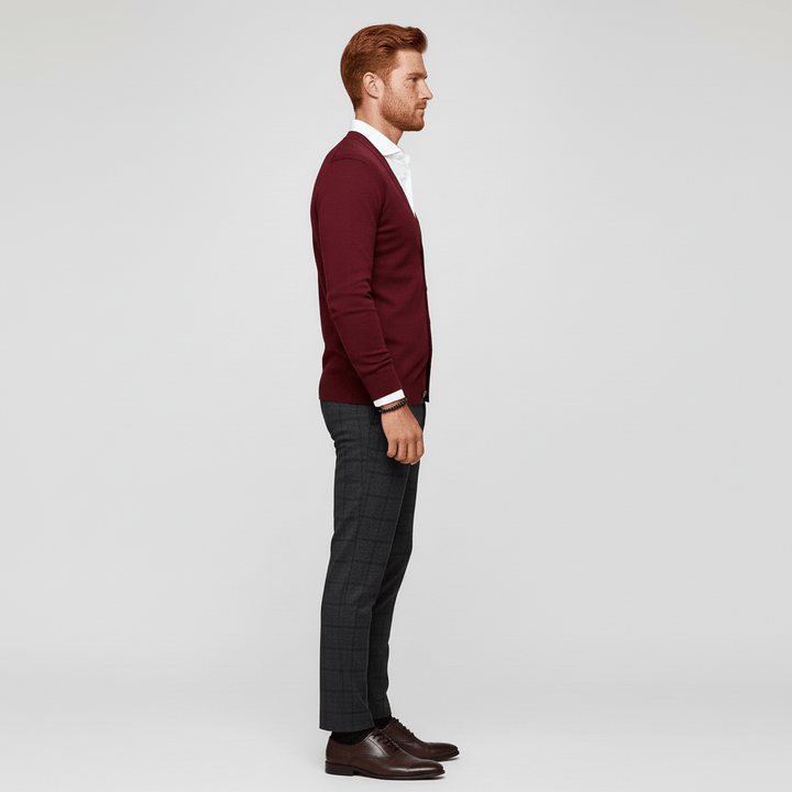 V-ringad slim fit kofta för män. Långärmad, bekväm och mångsidig för en polerad och snygg stil.