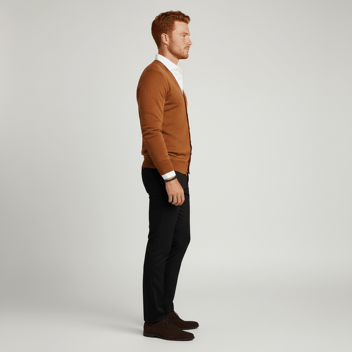 Klassisk V-ringad herrkofta med lång ärm i slim fit. Ger en elegant och bekväm känsla för alla tillfällen.