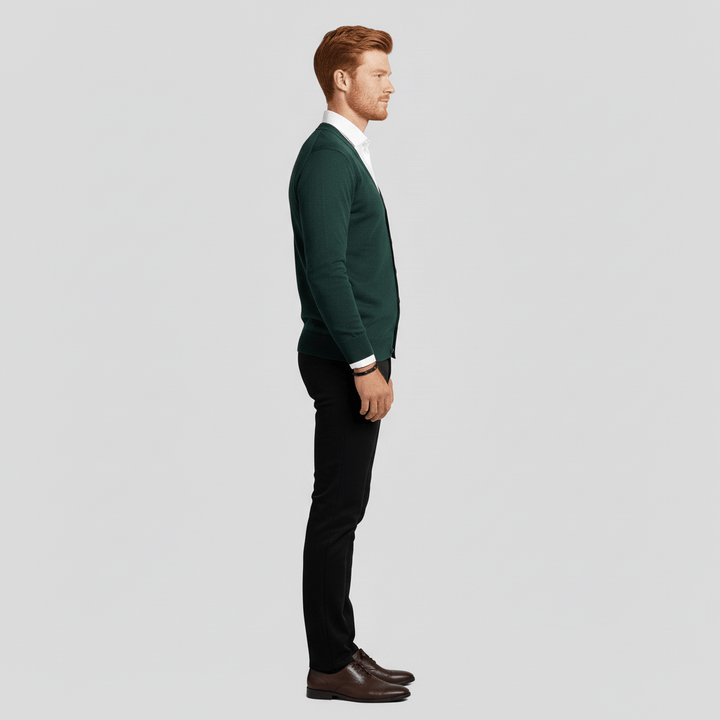 Herrkofta med V-ringning, slim fit och lång ärm. Perfekt för en elegant och sofistikerad lager på lager look.