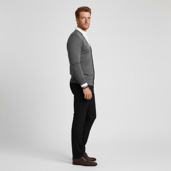 Casual chic: slim fit herrkofta med V-hals och lång ärm. Enkel att styla för en snygg vardagsstil.