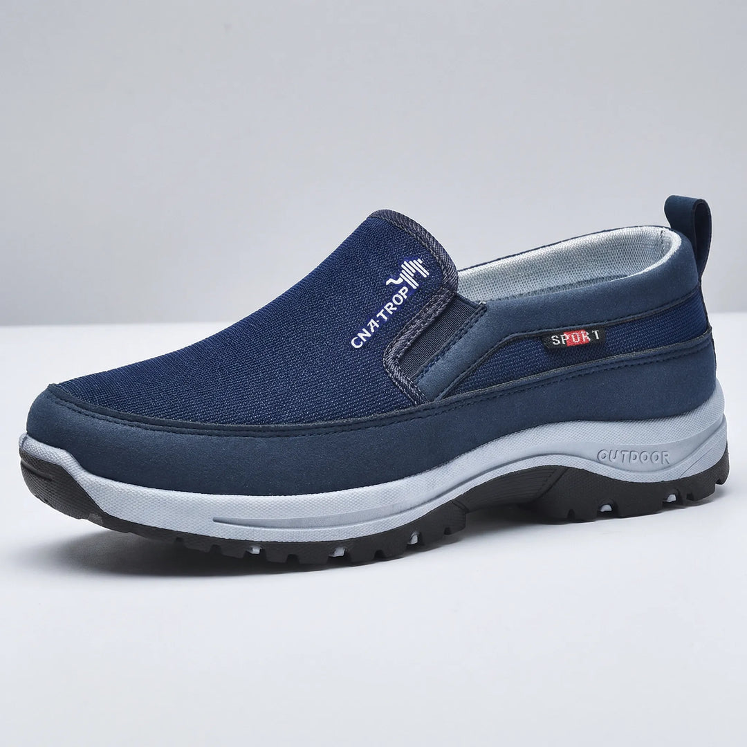 Gråa herr slip-on promenadskor med ergonomisk design och fotvalvsstöd för långa promenader.