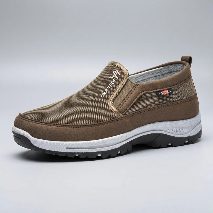 Blåa slip-on herrskor för promenader. Enkla att ta på, ger stöd och komfort hela dagen.