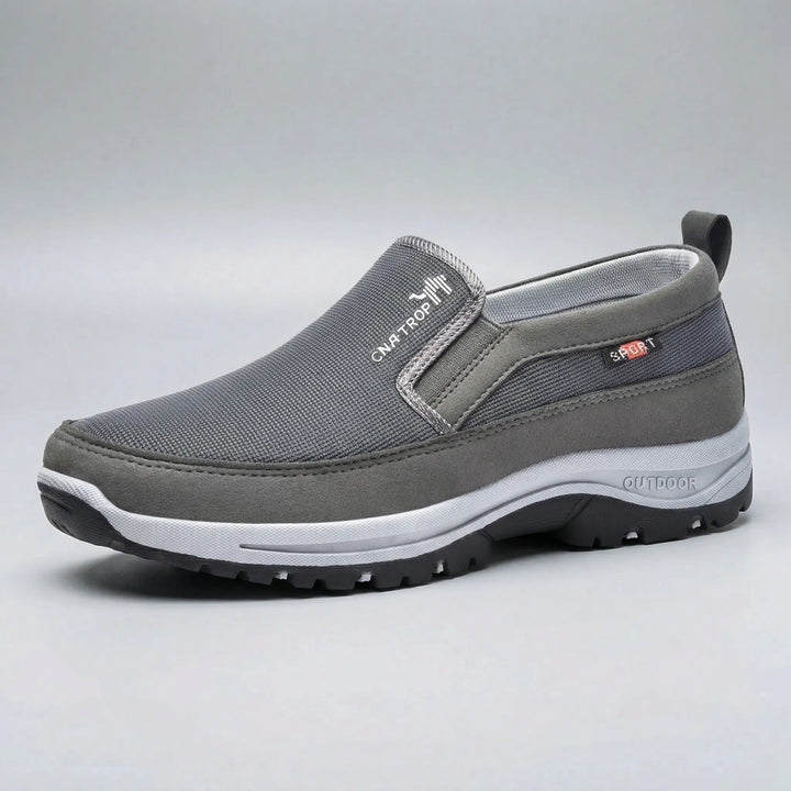 En uppsättning bekväma slip-on promenadskor för herr i olika färger: brun, grå, blå, svart.