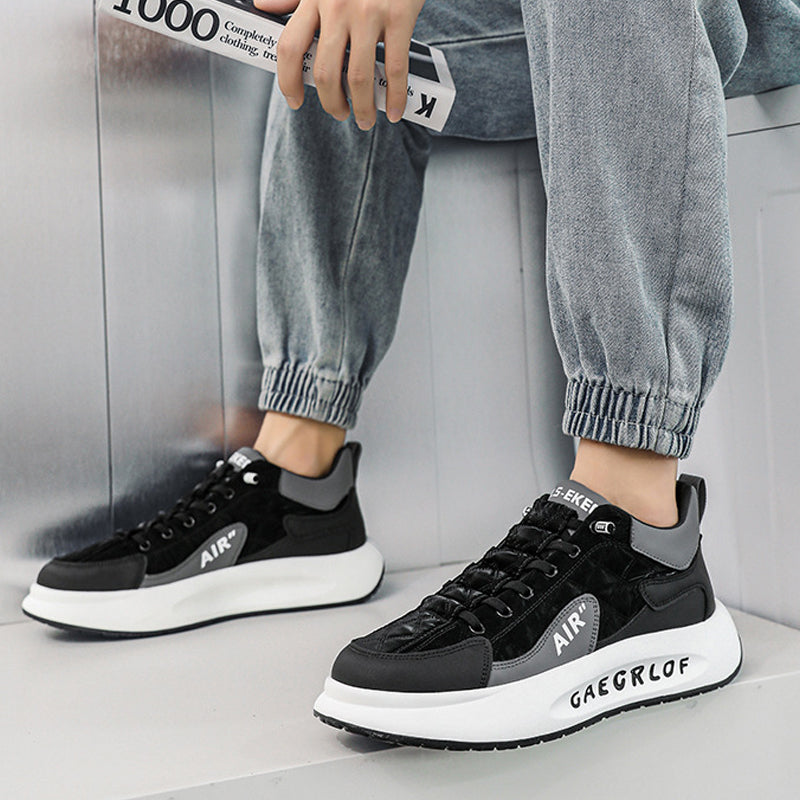 Herr Sneakers med tjock sula i beige, grå och svart. Elegant design, slitstark och bekväm, perfekt för sport och vardag.