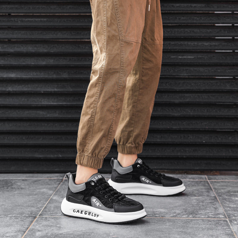 Herr Sneakers med tjock sula i beige, grå och svart. Elegant design, slitstark och bekväm, perfekt för sport och vardag.