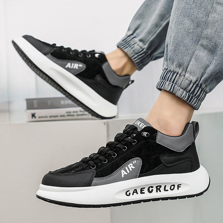 Herr Sneakers med tjock sula i beige, grå och svart. Elegant design, slitstark och bekväm, perfekt för sport och vardag.