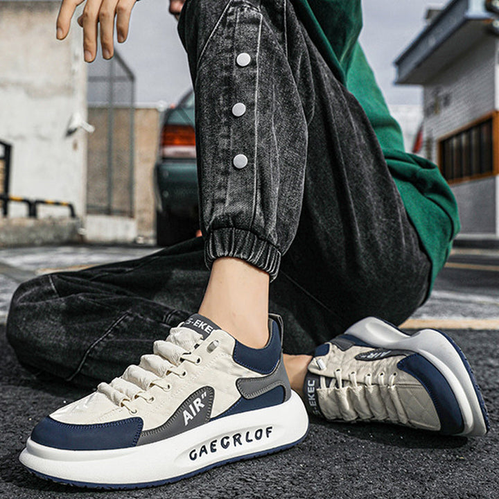 Herr Sneakers med tjock sula i beige, grå och svart. Elegant design, slitstark och bekväm, perfekt för sport och vardag.