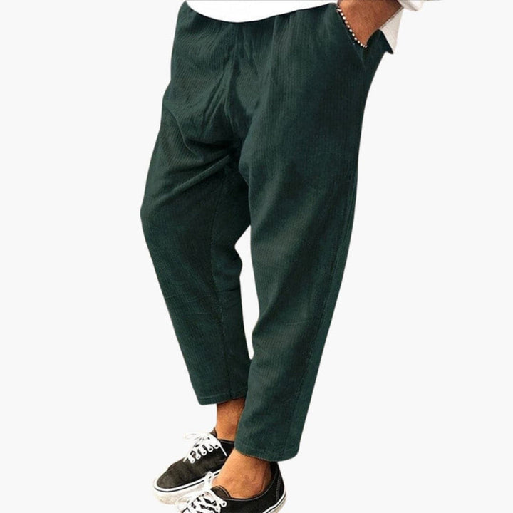 Man bär ankellånga sommarbyxor med elastisk midja i ribbad sammet. Lös passform, avslappnad stil.
