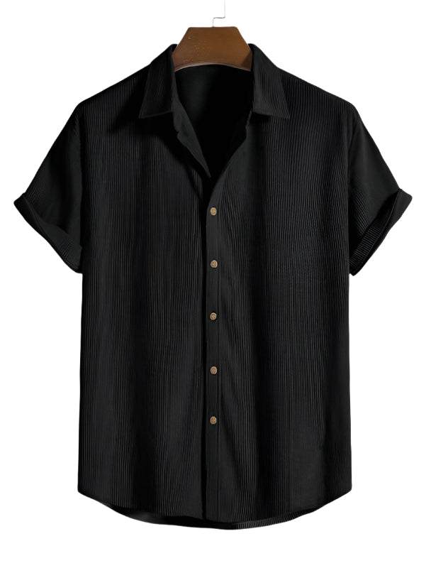 Trendig sommaroutfit för herrar med randig t-shirt och matchande shorts. Strandredo.