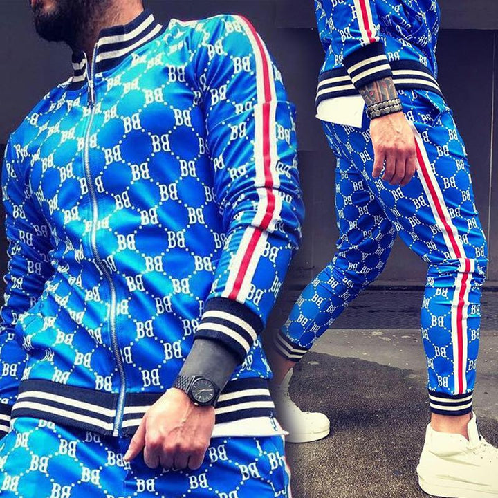 Herrsportdräkt i slitstark polyester med modernt rutmönster i flera färger, slim fit för sport och fritid.