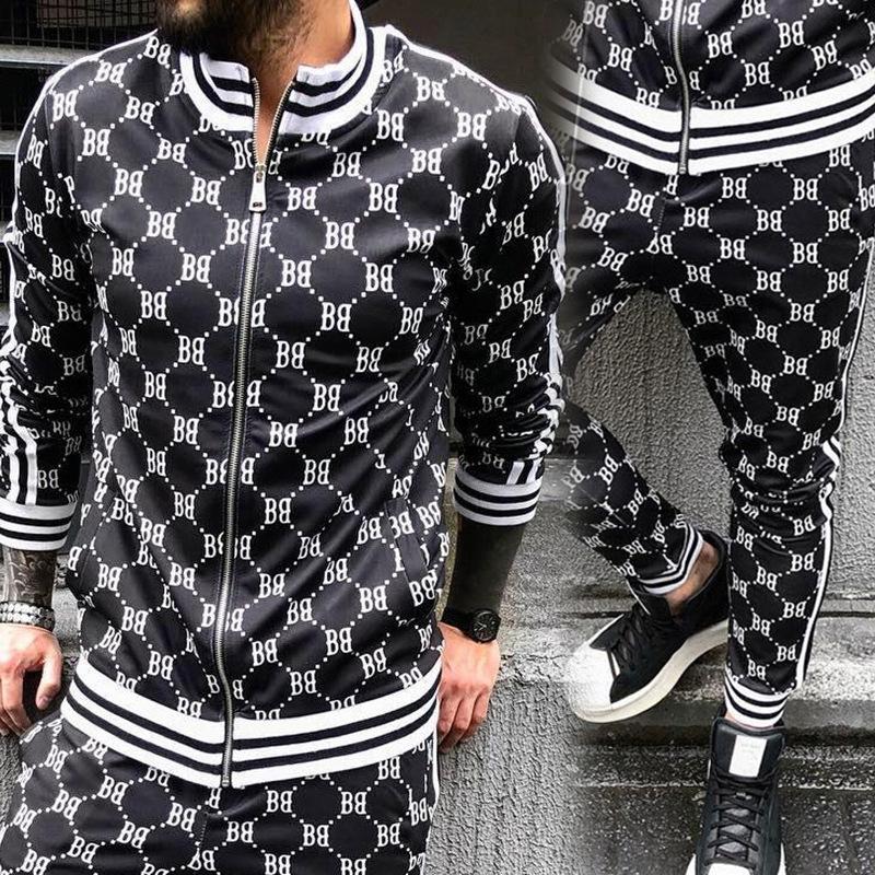 Herrsportdräkt i slitstark polyester med modernt rutmönster i flera färger, slim fit för sport och fritid.