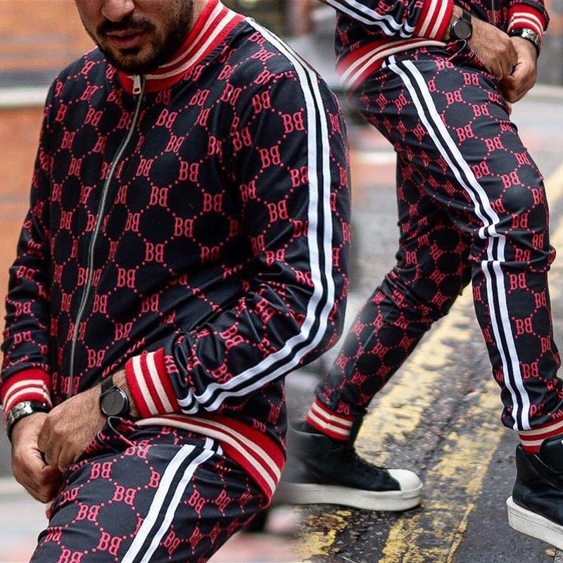 Herrsportdräkt i slitstark polyester med modernt rutmönster i flera färger, slim fit för sport och fritid.