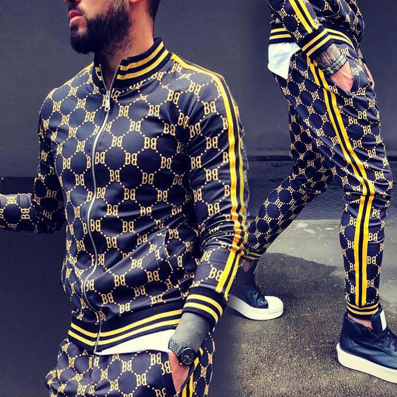 Herrsportdräkt i slitstark polyester med modernt rutmönster i flera färger, slim fit för sport och fritid.
