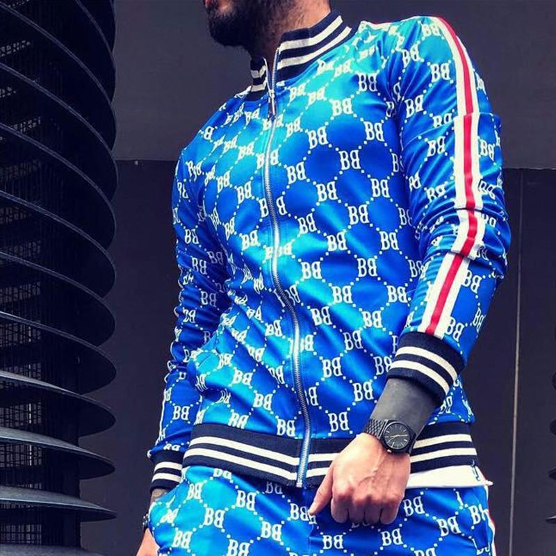 Herrsportdräkt i slitstark polyester med modernt rutmönster i flera färger, slim fit för sport och fritid.
