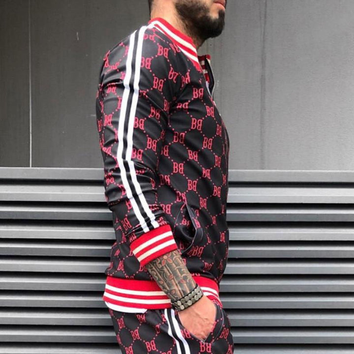 Herrsportdräkt i slitstark polyester med modernt rutmönster i flera färger, slim fit för sport och fritid.