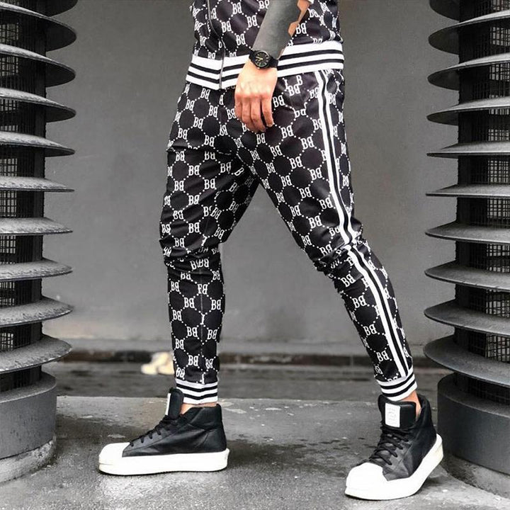 Herrsportdräkt i slitstark polyester med modernt rutmönster i flera färger, slim fit för sport och fritid.