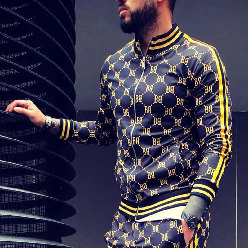 Herrsportdräkt i slitstark polyester med modernt rutmönster i flera färger, slim fit för sport och fritid.